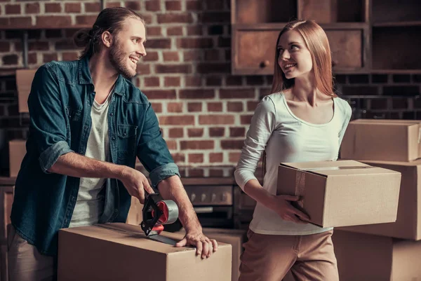 Genç çift hareketli