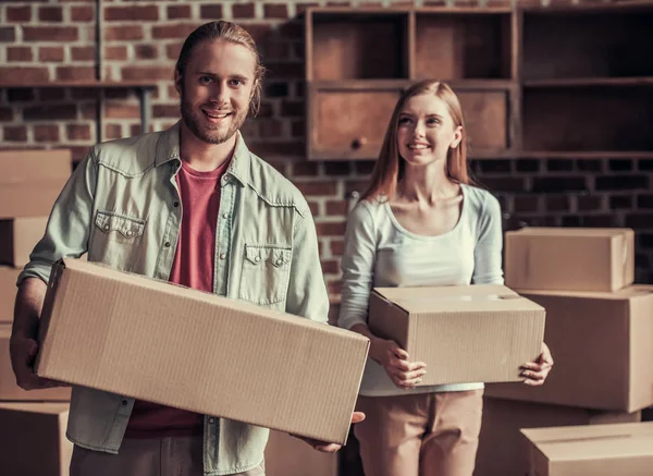 Junges Paar zieht um — Stockfoto