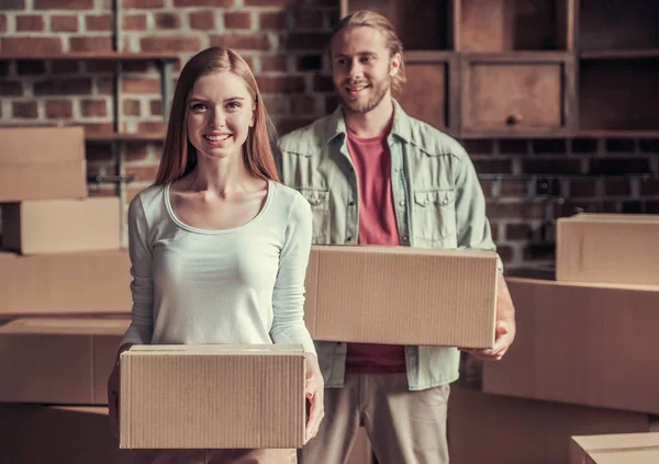 Junges Paar zieht um — Stockfoto