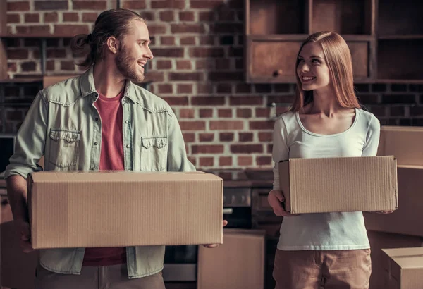 Junges Paar zieht um — Stockfoto