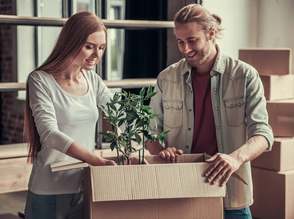 Unga par som flyttar — Stockfoto