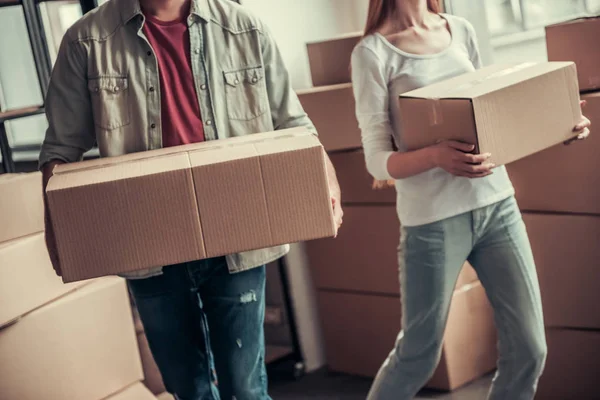 Young couple moving — Stock Photo, Image