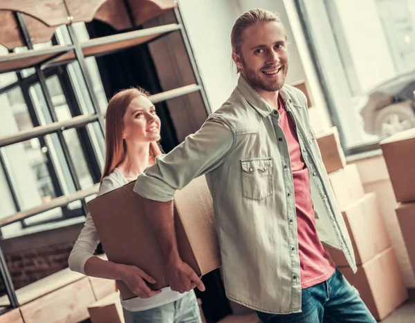 Junges Paar zieht um — Stockfoto