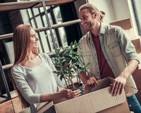 Jong koppel verplaatsen — Stockfoto