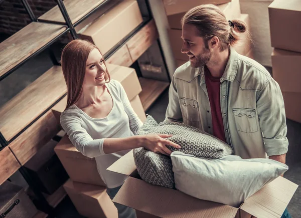 Junges Paar zieht um — Stockfoto