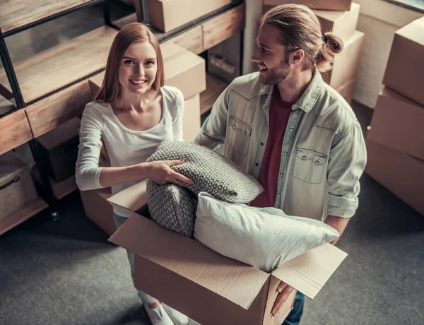 Junges Paar zieht um — Stockfoto