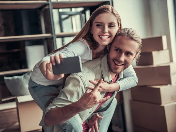 Genç çift hareketli