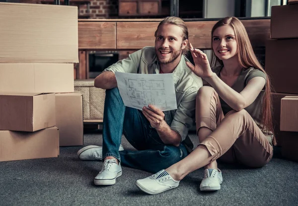 Junges Paar zieht um — Stockfoto