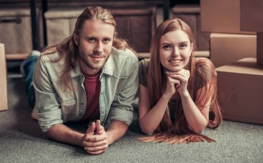 Genç çift hareketli