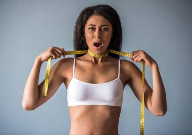 İnce Afro Amerikan kız