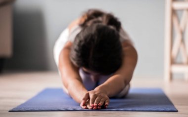 Yoga yaparken Afro Amerikan kız