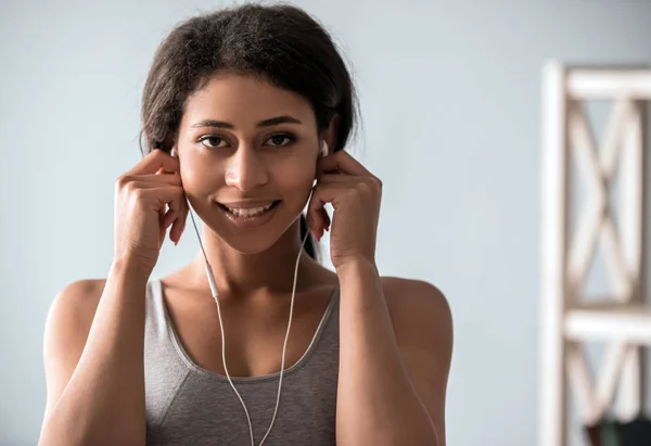 Afro ragazza americana che fa yoga — Foto Stock