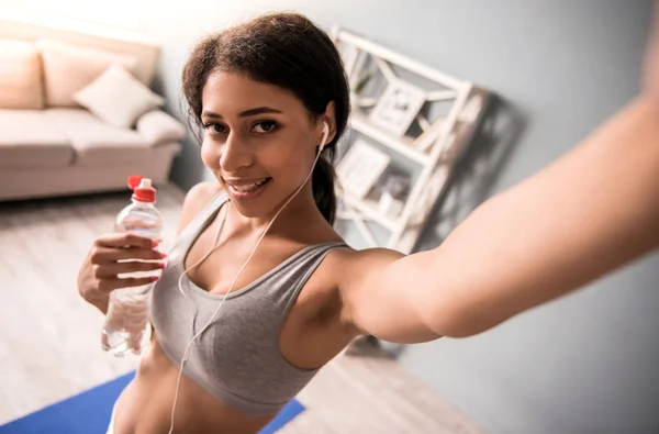 Afroamerikanische Mädchen beim Yoga — Stockfoto