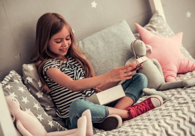 Evdeki küçük kız.