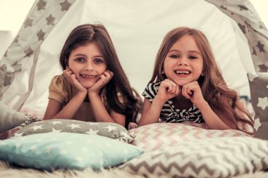 küçük kızlar oynuyor