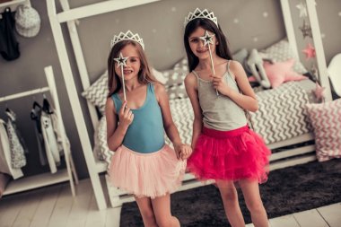 küçük kızlar oynuyor