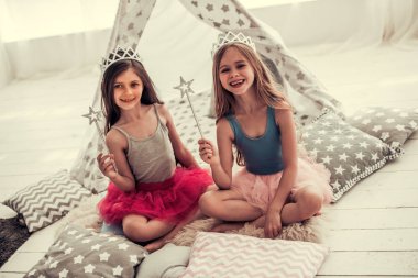 küçük kızlar oynuyor