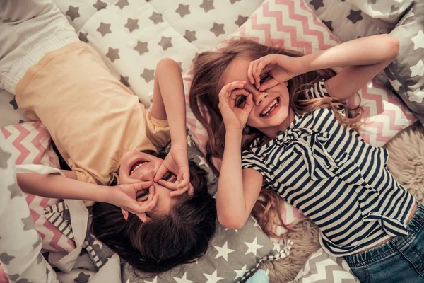 Meninas brincando — Fotografia de Stock