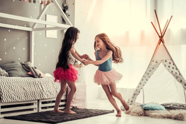 Маленькі дівчатка гра — стокове фото