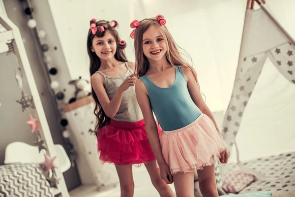 küçük kızlar oynuyor