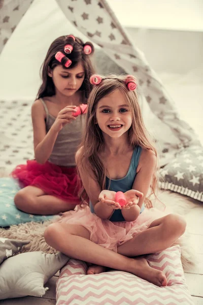 Kleine meisjes spelen — Stockfoto