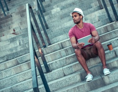 Afro Amerikan adam şehirde