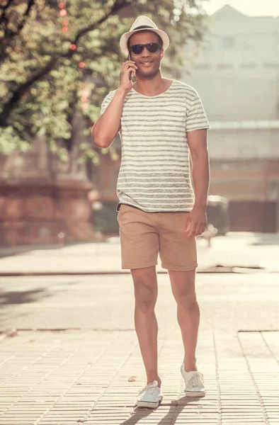 Afro Amerikan adam şehirde