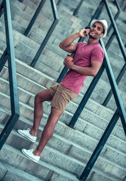 Hombre afroamericano en la ciudad — Foto de Stock