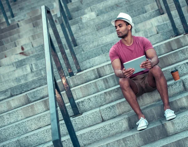 Afro Amerikan adam şehirde