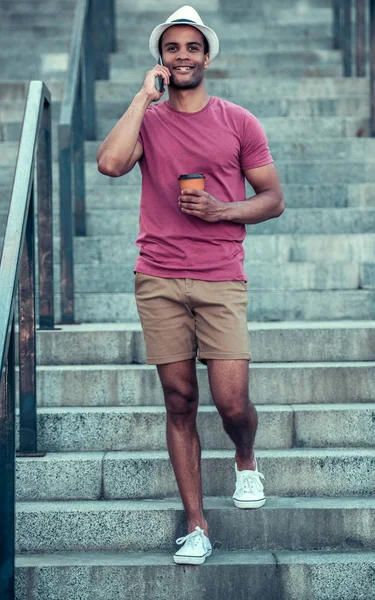 Hombre afroamericano en la ciudad — Foto de Stock