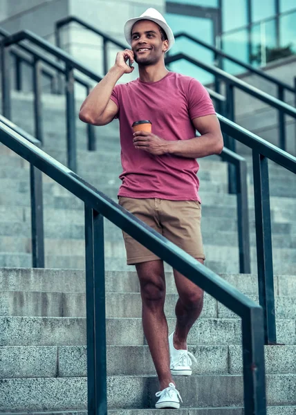 Afro Amerikan adam şehirde