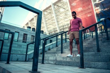 Afro Amerikan adam şehirde