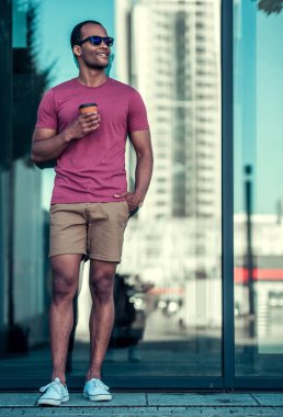 Afro Amerikan adam şehirde