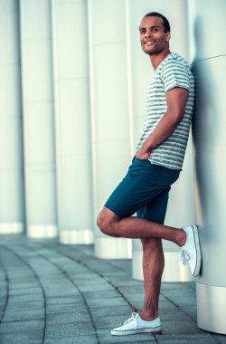 Afro Amerikan adam şehirde