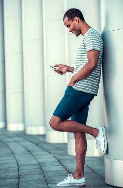 Afro Amerikan adam şehirde