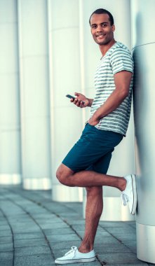 Afro Amerikan adam şehirde