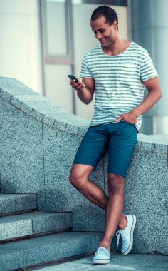 Afro Amerikan adam şehirde