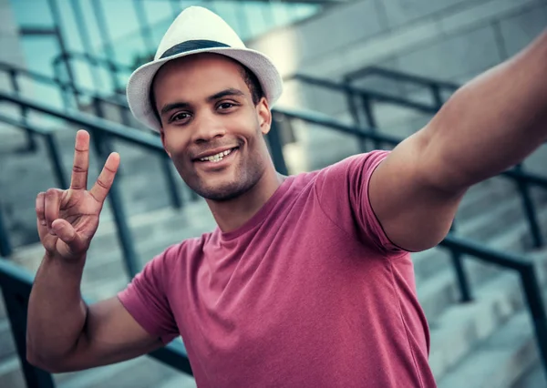 Afro-Amerikaanse man in de stad — Stockfoto