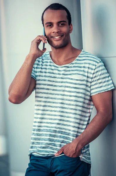 Afro-Amerikaanse man in de stad — Stockfoto