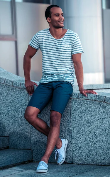 Afro-Amerikaanse man in de stad — Stockfoto