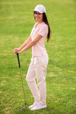 Golf oynayan kadın