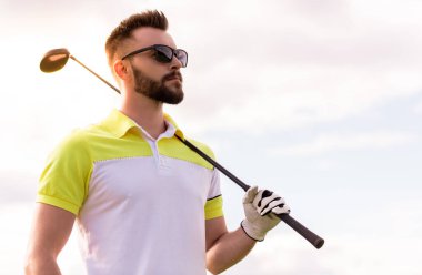 Adam golf oynarken