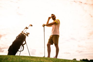 Adam golf oynarken