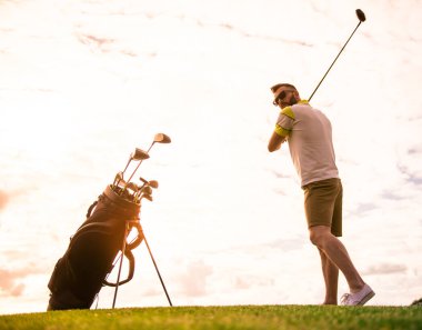 Adam golf oynarken