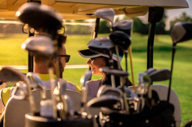 Golf oynarken Çift