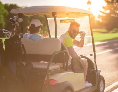 Golf oynarken erkekler