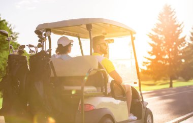 Golf oynarken erkekler