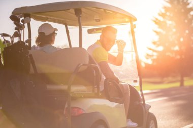 Golf oynarken erkekler