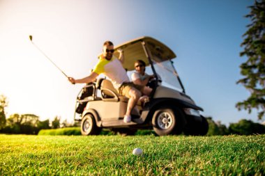 Golf oynarken erkekler