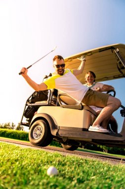 Golf oynarken erkekler